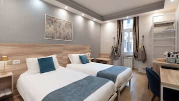 Standard Twin Room | Bar mini, peti besi dalam bilik, meja, kalis bunyi