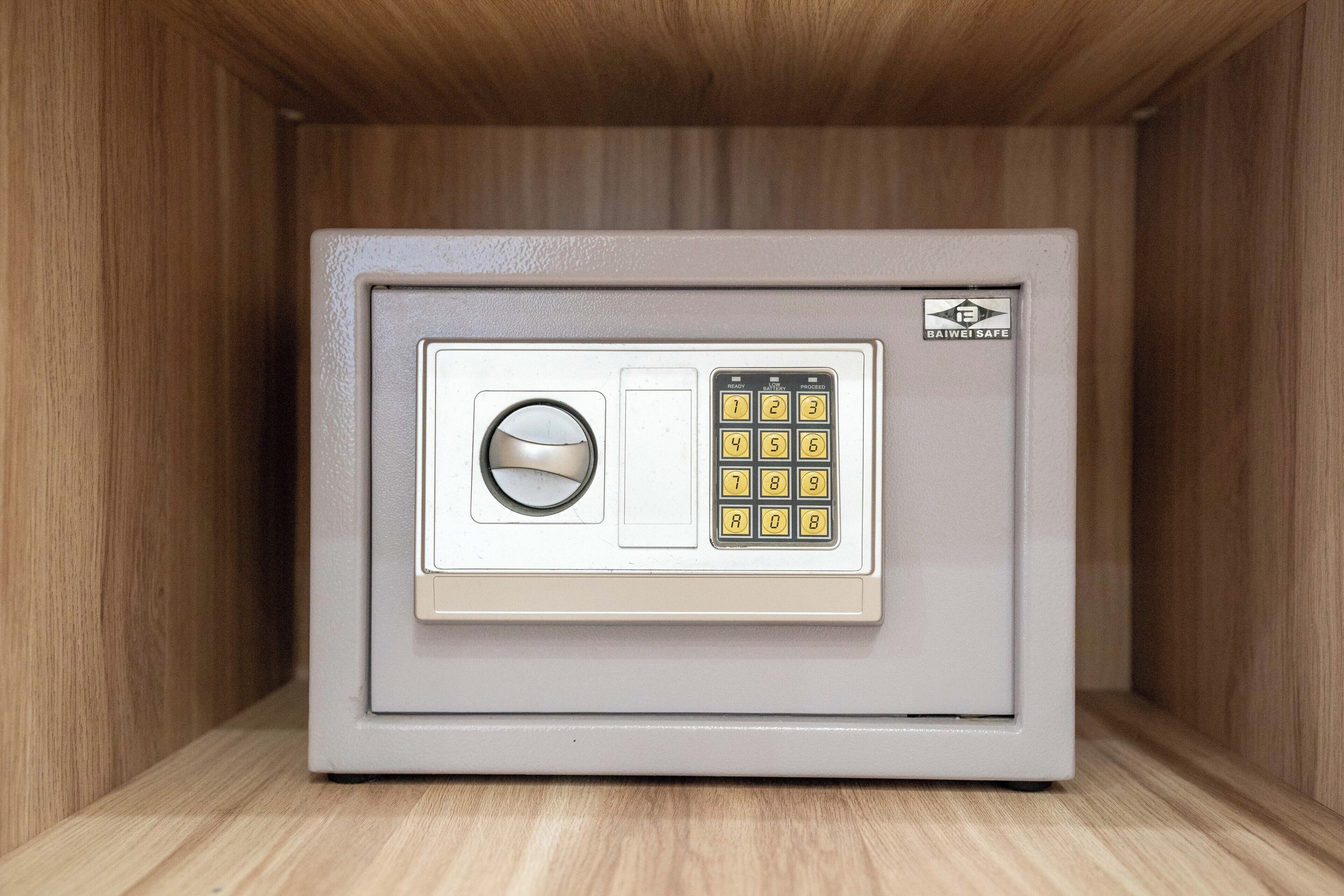 Ein Tresor mit Tastatur und Zahlenschloss, beschriftet mit 'RAIWEI SAFE'.