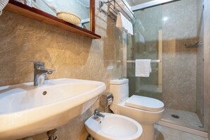 Standard-Zweibettzimmer | Badezimmer | Dusche, Haartrockner