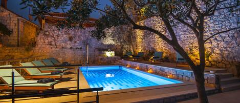 Een buitenzwembad, open van 09.00 uur tot 22.00 uur, en ligstoelen