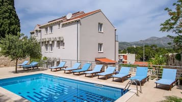 Outdoor pool, open 9:00 AM to 10:00 PM, sun loungers