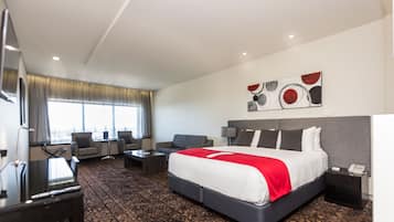 エグゼクティブ スイート キングベッド 1 台 | セーフティボックス (室内)、デスク、防音設備、アイロン / アイロン台