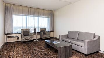 エグゼクティブ スイート キングベッド 1 台 | リビング エリア | 34 インチのLED テレビ (ケーブル放送視聴可)、テレビ、有料ムービー