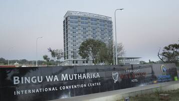 Une enseigne indiquant le centre de congrès international Bingu wa Mutharika, avec l’hôtel President Waldorf et le parc Umodzi.