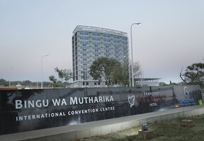 Señal para el Centro Internacional de Convenciones Bingu wa Mutharika, el Hotel President Waldorf y el Parque Umodzi.