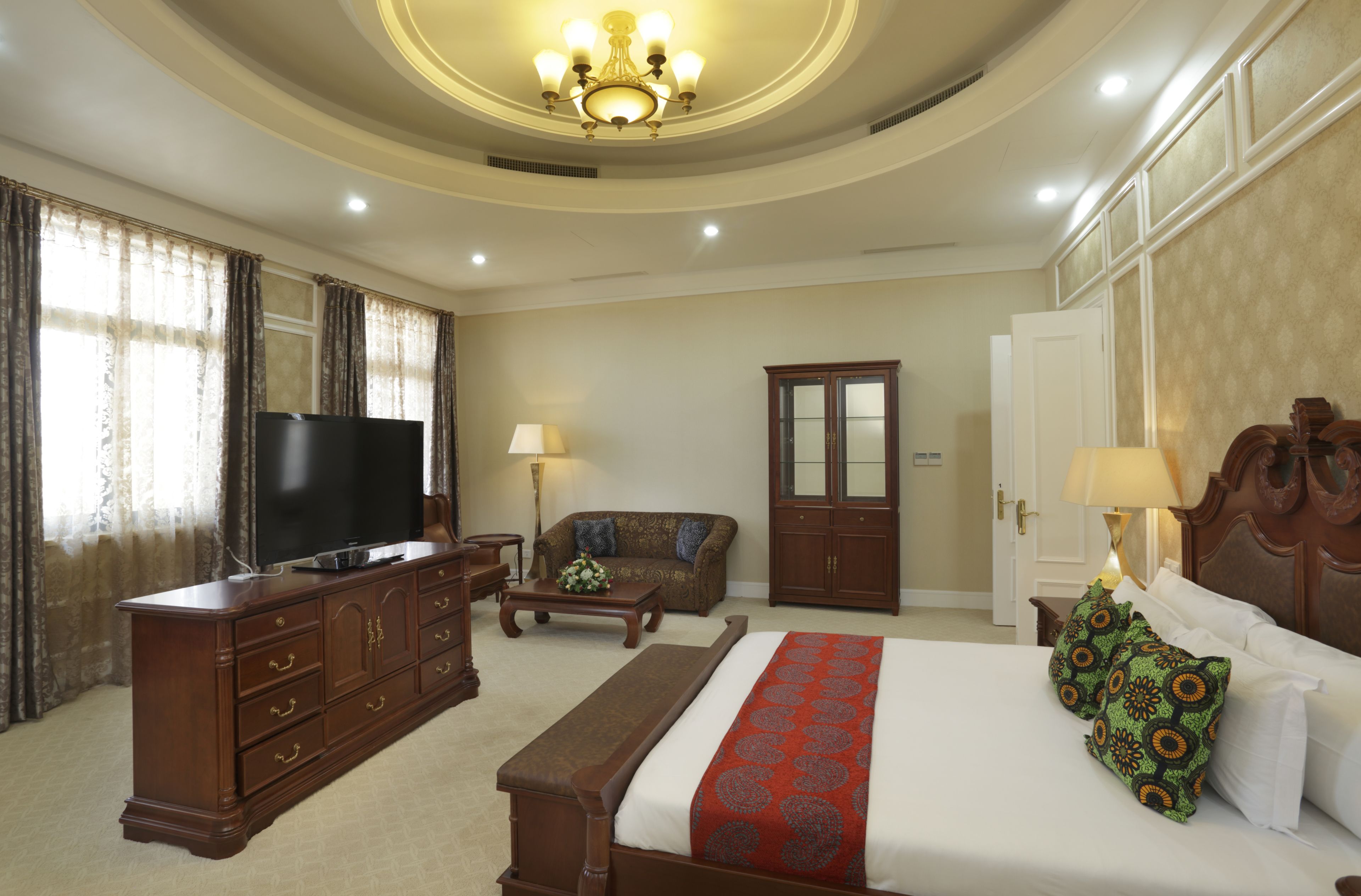 presidential villa | minibar, in-room safe, desk, soundproofing