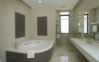 Bañera y ducha independientes, pantuflas, toallas