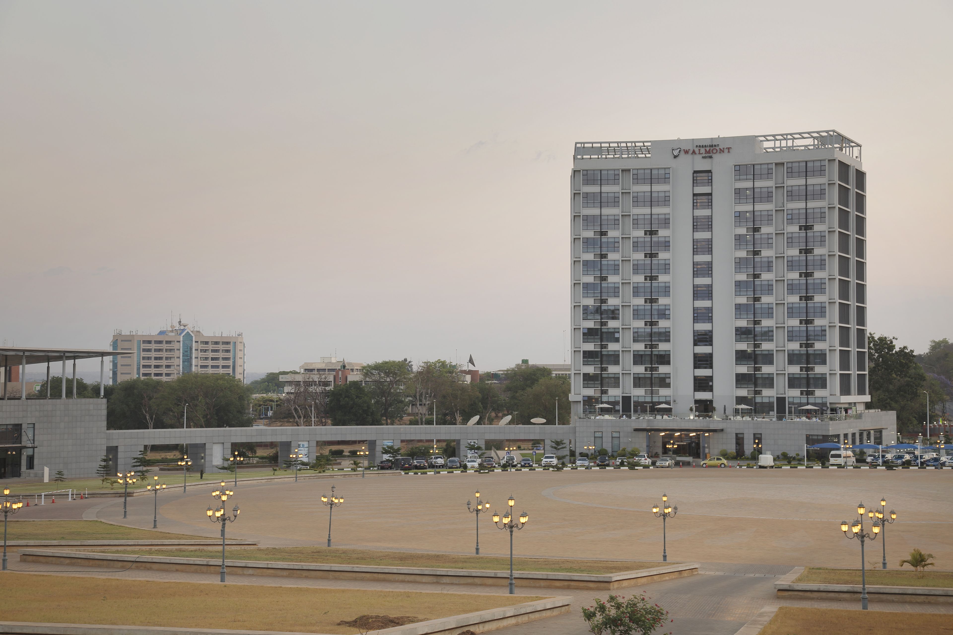 Un edificio grande de varios pisos con un letrero llamativo que dice "WALMONT".
