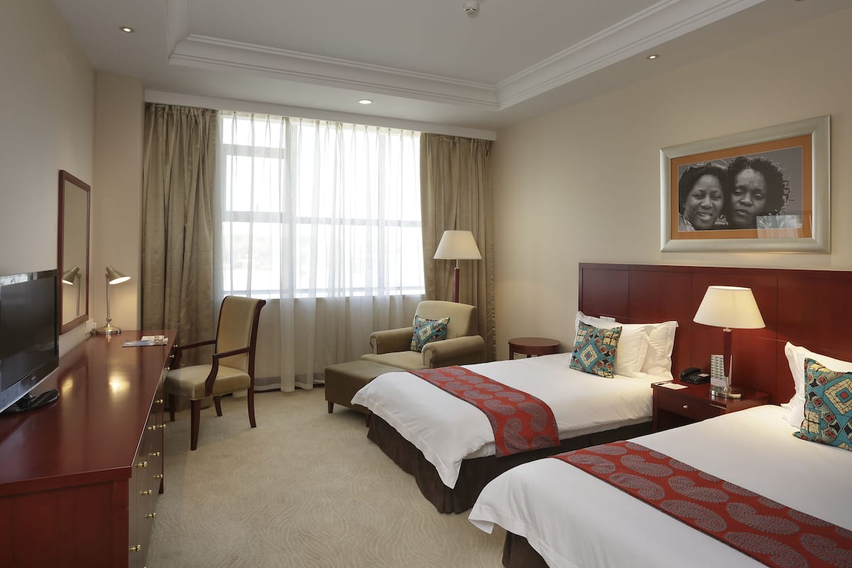 Classic Twin Room | Minibar, in-room safe, desk, soundproofing
