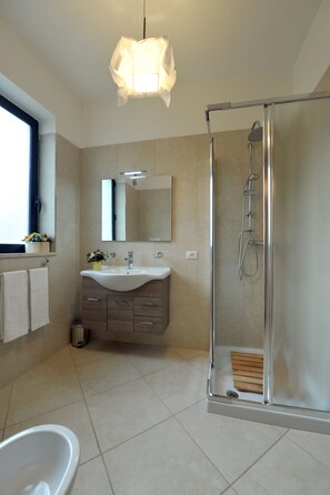 Superior Double Room | Bathroom | Shower, free toiletries, hair dryer, slippers