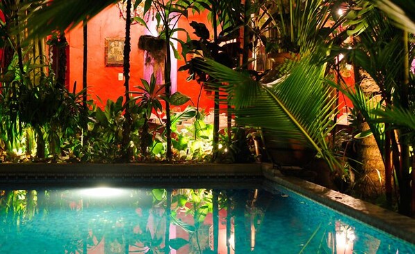 Outdoor pool, pool loungers - Hotel Casona Maya Mexicana (Tapachula)