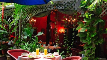Se sirven desayunos, comidas, cenas y cocina fusión