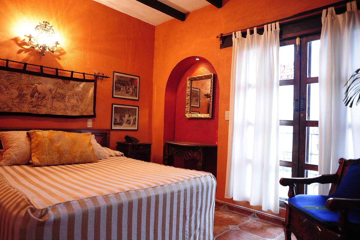 single room | premium bedding, in-room safe, desk, iron/ironing board