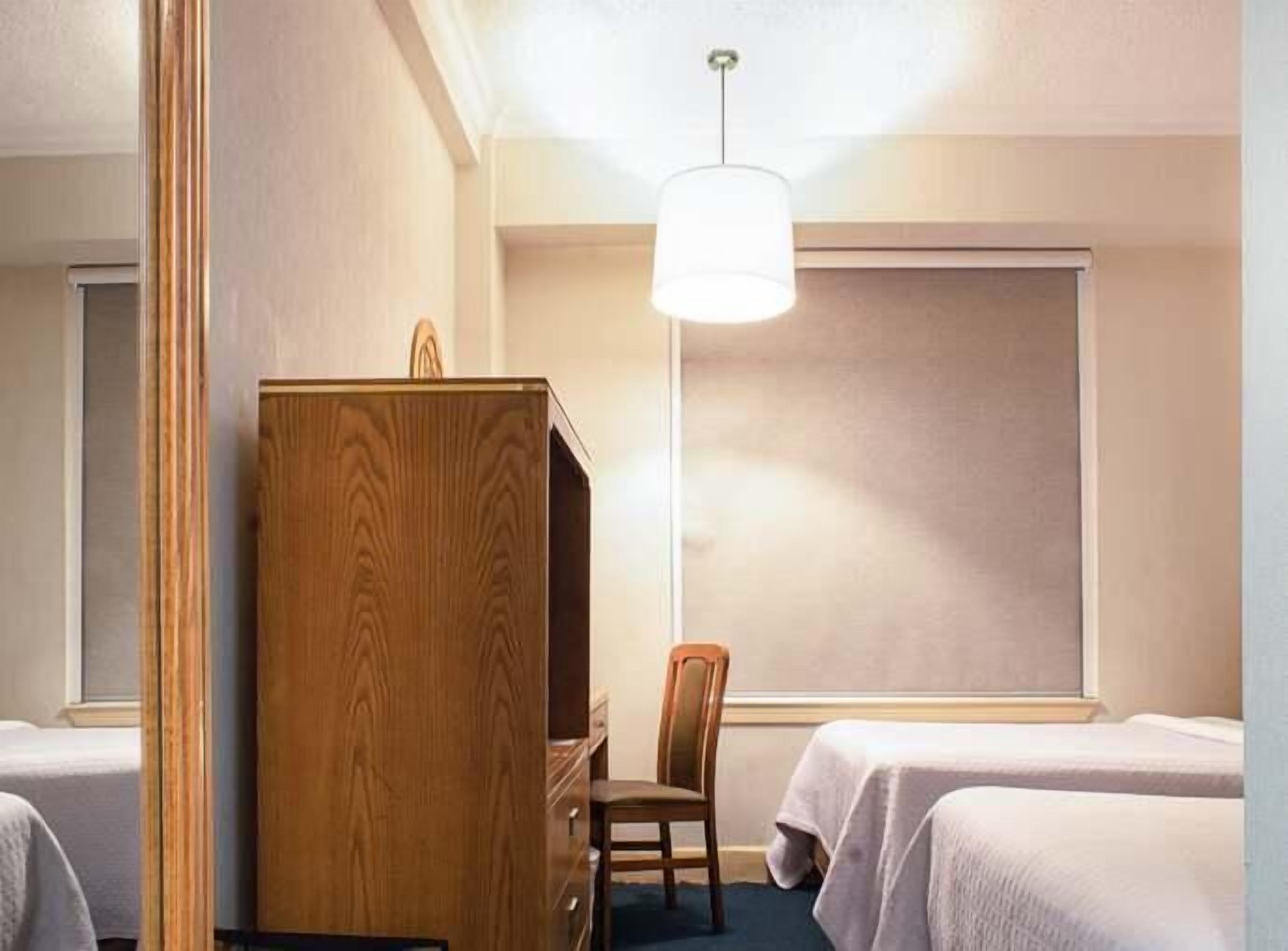 Escritorio, wifi gratis y ropa de cama 