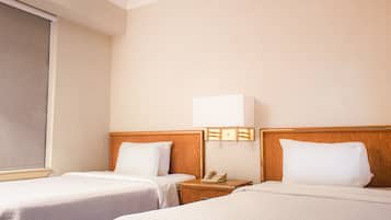 Habitación estándar, 2 camas matrimoniales | Escritorio, wifi gratis y ropa de cama