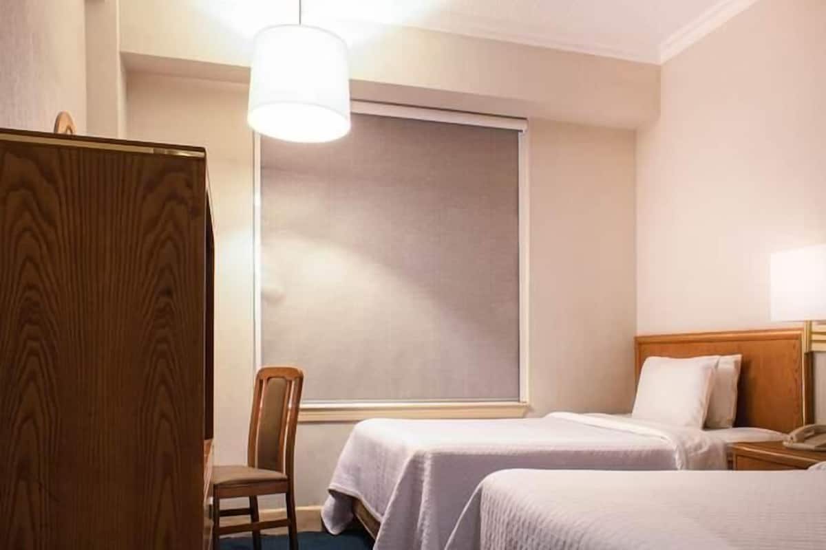 Een bureau, gratis wifi, beddengoed