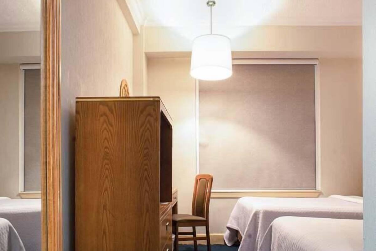 Escritorio, wifi gratis y ropa de cama
