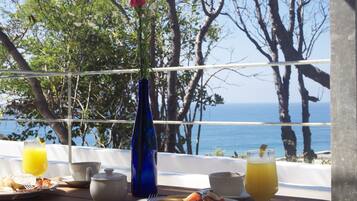 Cabin, 1 King Size Bed, Ocean View (Oval Room) | Terrace/patio