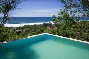 Ulkouima-allas, aurinkotuoleja