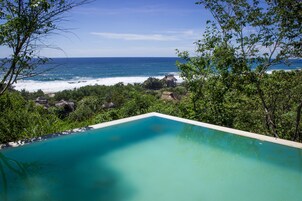 Una piscina al aire libre, tumbonas