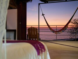 Ropa de cama de alta calidad y caja de seguridad en la habitación 