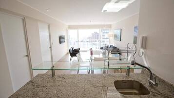 Departamento, 1 habitación | Área de sala de estar | Televisión de pantalla plana de 32 pulgadas con canales por cable