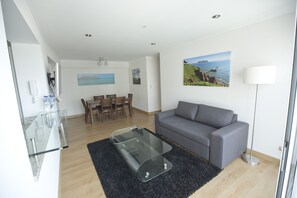 Apartment, 2 Schlafzimmer | Wohnzimmer | 32-Zoll-Flachbildfernseher mit Kabelempfang, LCD-Fernseher