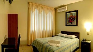 Escritorio, wifi gratis y ropa de cama