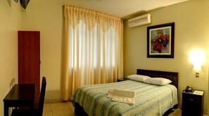 Desk, free WiFi, bed sheets - Rivera del Rio Hotel (Piura)