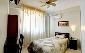 Single Room | Desk, free WiFi, bed sheets