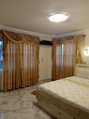 Hochwertige Bettwaren, Minibar, Zimmersafe, Schreibtisch