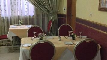 Breakfast, lunch, dinner served; international cuisine