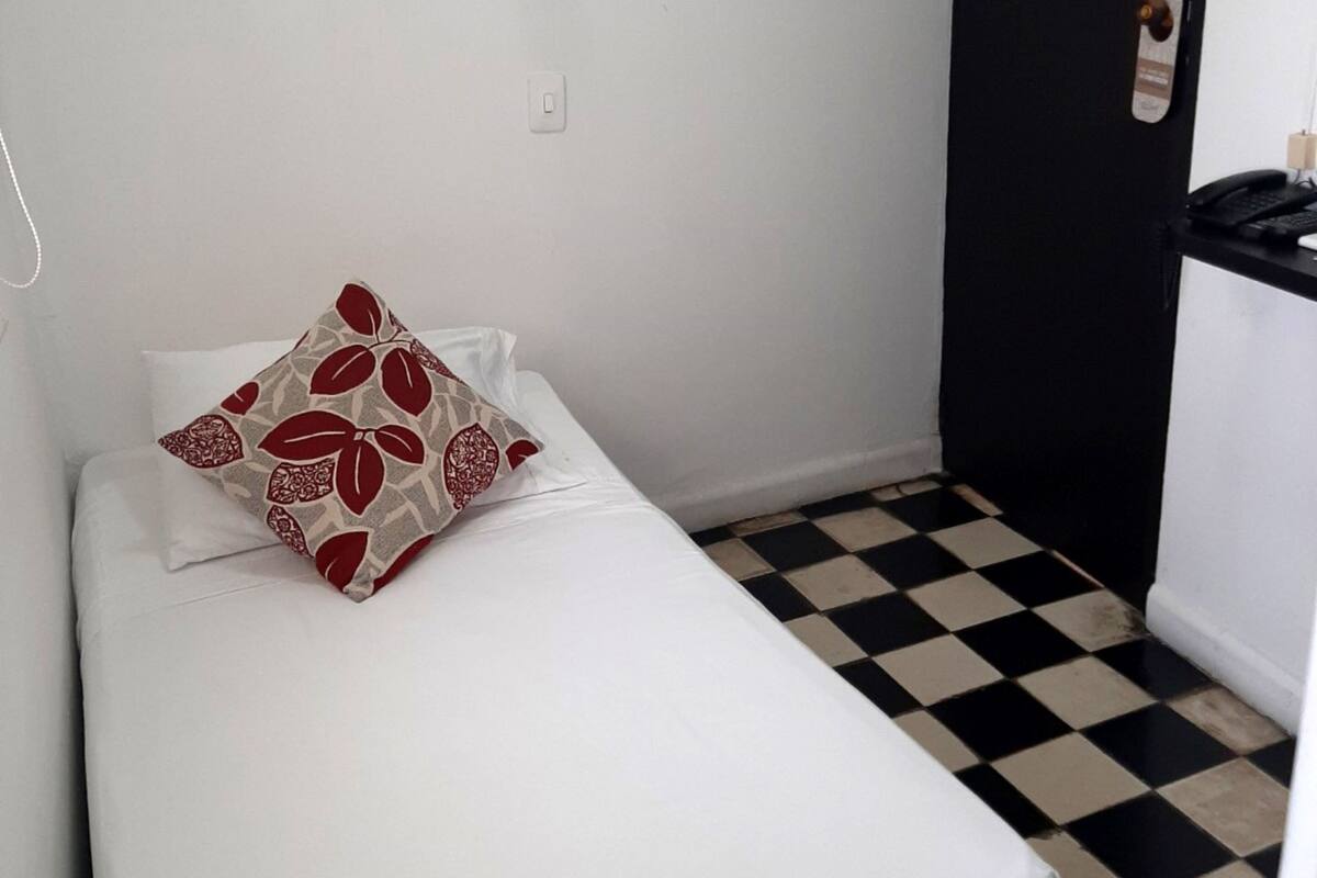 Standard Single Room, 1 Large Twin Bed | In-room safe, blackout drapes, WiFi (free), bed sheets