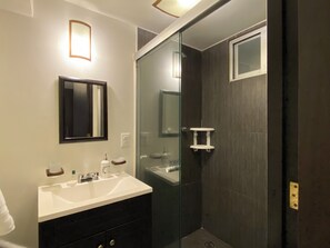 Exclusive-Apartment | Badezimmer | Dusche, kostenlose Toilettenartikel, Haartrockner, Handtücher