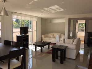 Premium-Apartment, 3 Schlafzimmer | Wohnbereich | 32-Zoll-Flachbildfernseher mit Kabelempfang, Fernseher