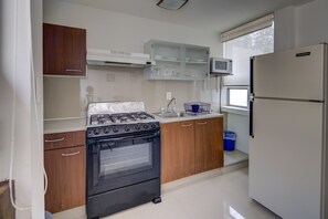 Appartement Prestige, 3 chambres | Cuisine privée | Réfrigérateur, four à micro-ondes, surface de cuisson, cafetière-théière