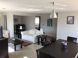 Appartement Prestige, 3 chambres | Aire de séjour | Téléviseur à écran plat de 32 po avec télévision par câble, téléviseur