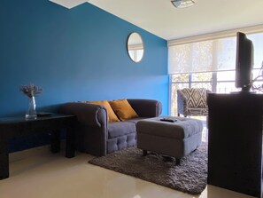 Apartamento exclusivo | Área de estar | TV de tela plana 32 polegadas com canais a cabo, TV