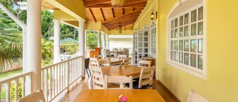 Desayuno continental (EUR 20 por persona)