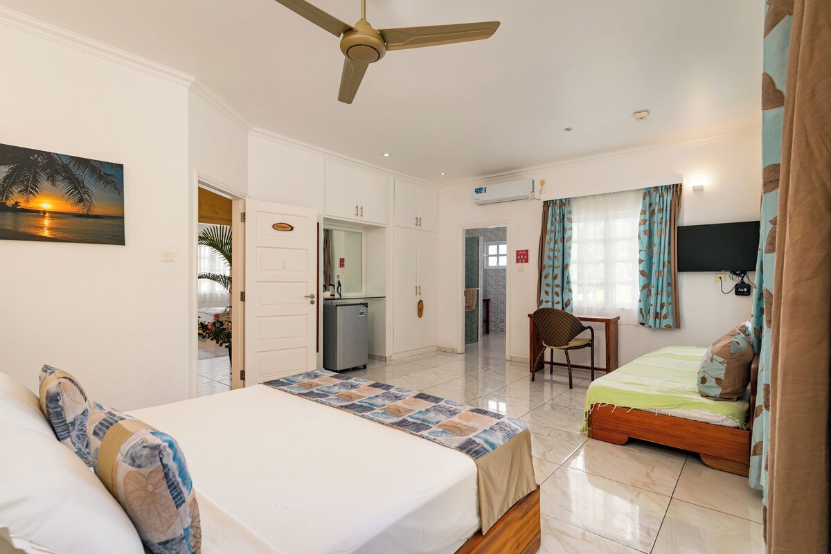 Family Triple Room, Multiple Beds | 1 bedroom, minibar, in-room safe, desk