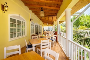 Daily continental breakfast (EUR 20 per person)