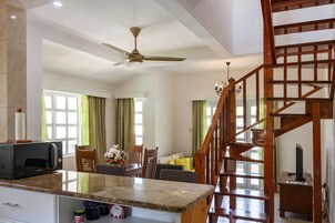 1 quarto, frigobar, cofres nos quartos, escrivaninha