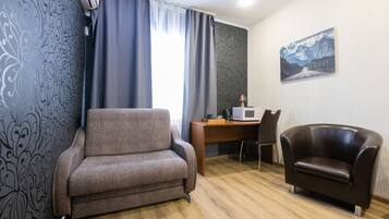 Suite | Peti besi dalam bilik, meja, ruang kerja komputer riba