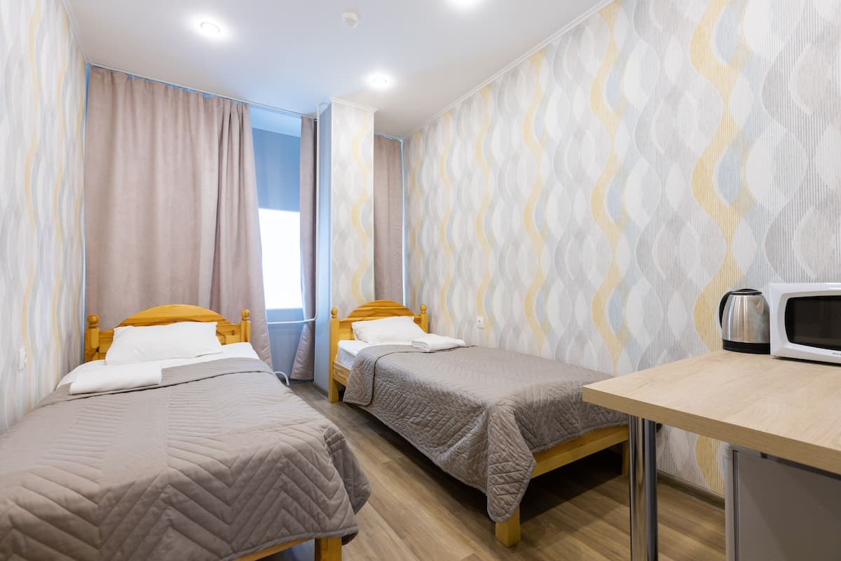 Standard Twin Room | Peti besi dalam bilik, meja, ruang kerja komputer riba