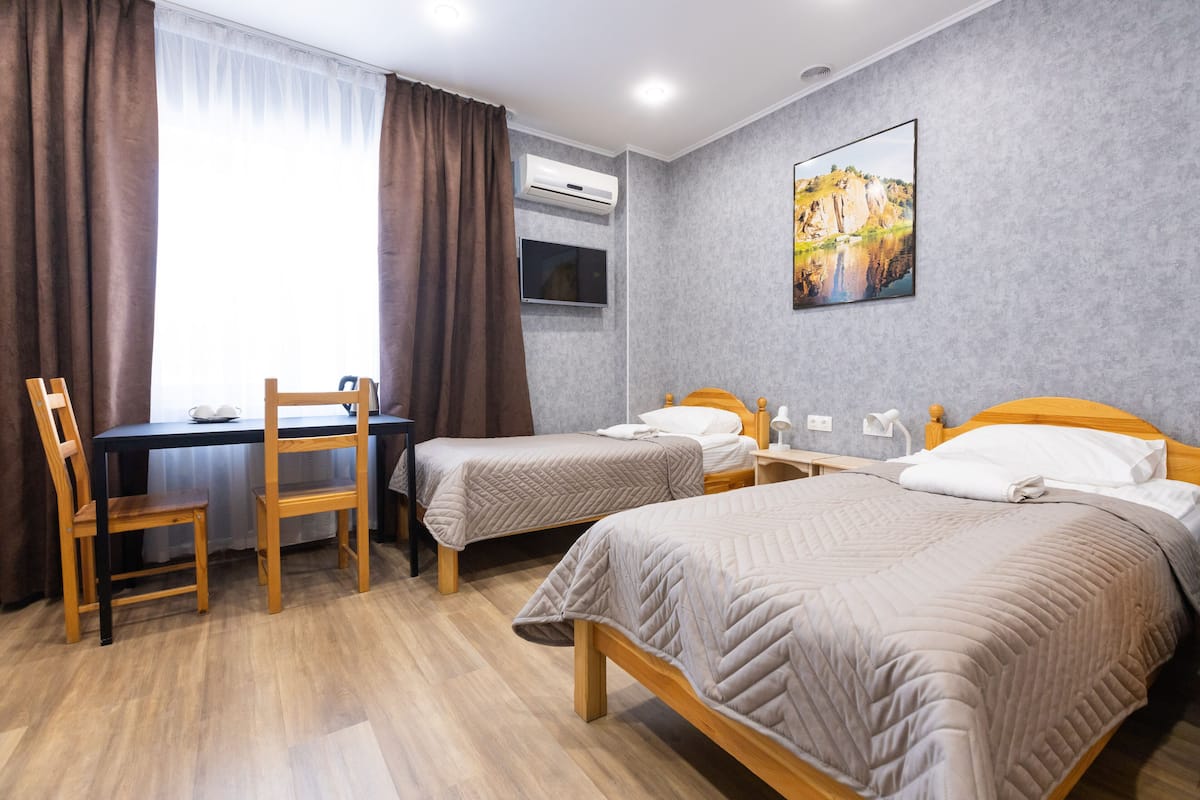 Triple Room | Peti besi dalam bilik, meja, ruang kerja komputer riba