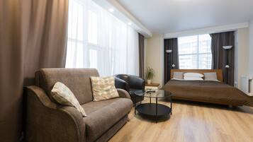 Suite | Peti besi dalam bilik, meja, ruang kerja komputer riba