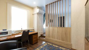 Suite | Peti besi dalam bilik, meja, ruang kerja komputer riba