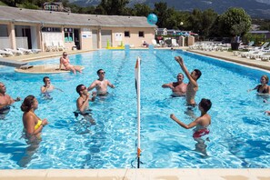 สระว่ายน้ำกลางแจ้งเปิดตามฤดูกาล, เก้าอี้อาบแดดริมสระ