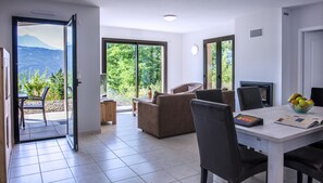 Flat-screen TV, fireplace - L'Ecrin du Lac (Chorges)