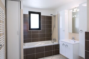 Separate tub and shower, towels - L'Ecrin du Lac (Chorges)